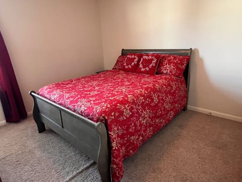 4 bedrooms, in-room safe, desk, iron/ironing board