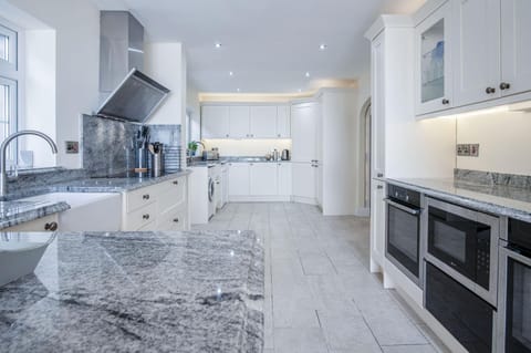 Rainbow Leap - 5 Bed Holiday Home - Saundersfoot (19404)