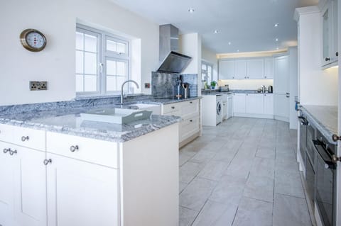 Rainbow Leap - 5 Bed Holiday Home - Saundersfoot (19402)