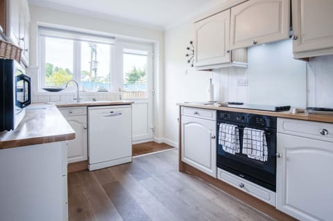 Clover Cottage - 2 Bedroom Cottage - Begelly (21054)