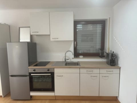 Fridge, oven, stovetop, coffee/tea maker