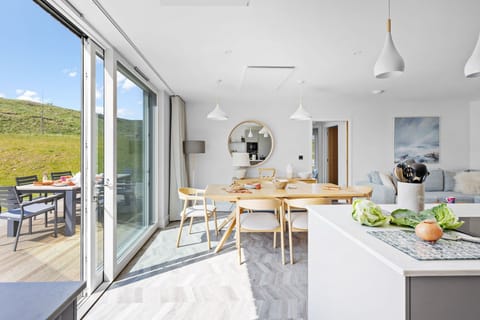 Open plan living area with dining seating for 6, access to the decked patio - 6 The Vista, Willingcott