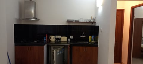 Fridge, stovetop, coffee/tea maker, toaster