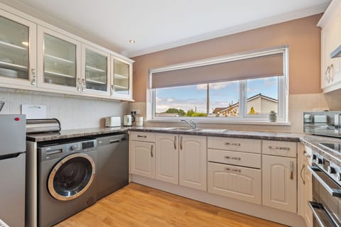 Lovely Bungalow, Near Beach and Village