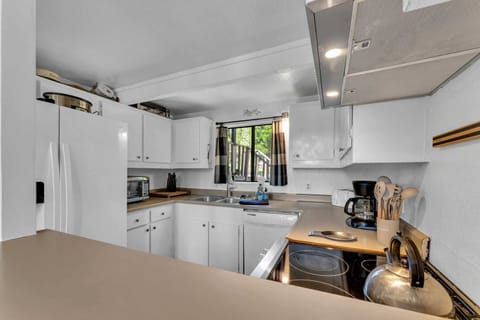 Kitchen: Well-equipped kitchen, range of cookware, drip coffee maker, 4-burner electric cooktop