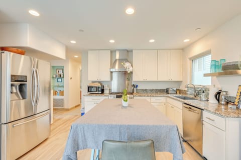 Kitchen | 2nd Floor | Dishware/Flatware | Cooking Basics | Keurig Coffee Maker