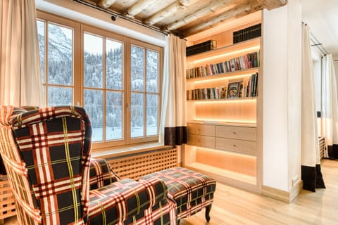 Reading corner in Chalet Lilly – Luxury in Lech am Arlberg.