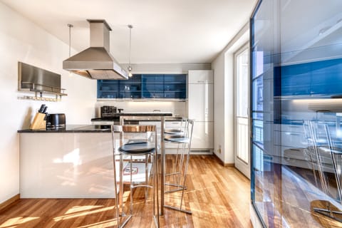 Kitchen with bar in the HEIMat family vacation home in Bludenz.