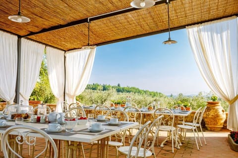 Spectacular villa for rent immersed in the hills of Tuscany.