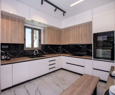 The fully equipped kitchen offers all essentials for a self-catered holiday!