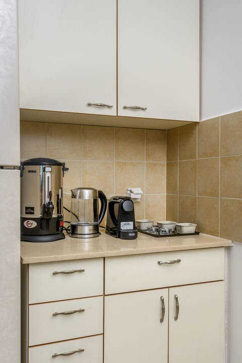 Fridge, oven, stovetop, coffee/tea maker