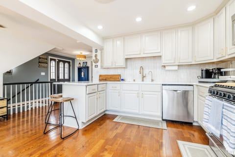 Dishwasher, oven, toaster, blender, Drip coffee/Keurig machine, & kettle