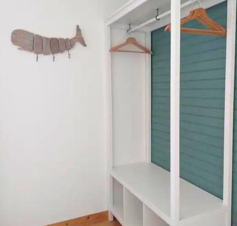 3rd bedroom on the 1st floor: 1 queen-size bed, 1 single bed, dressing room, bedside tables