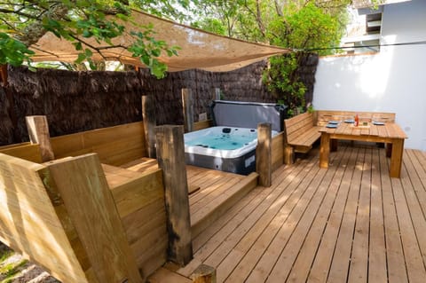 Outdoor spa tub