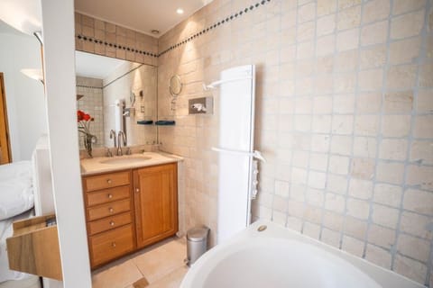 Shower, jetted tub, hair dryer, towels