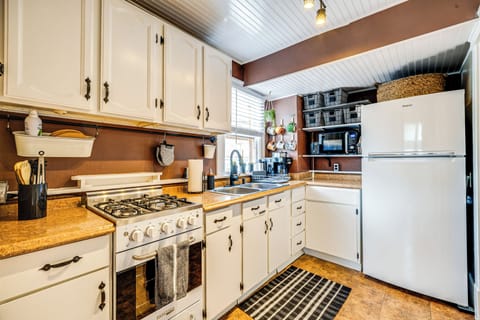 Kitchen | Cooking Basics | Coffee Maker | Espresso Machine | Toaster