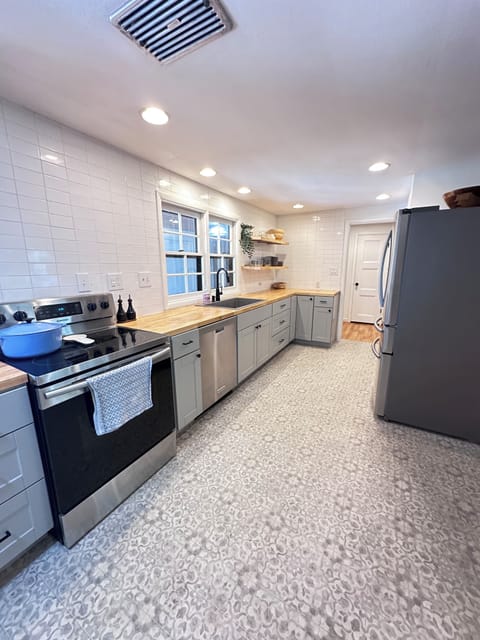 Fully stocked kitchen to meet all your cooking needs!