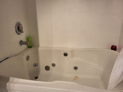 Jetted tub, towels, soap, shampoo