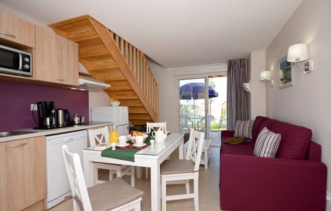 Cook delicious meals in the fully-equipped kitchenette and enjoy them with your group at the dining table!