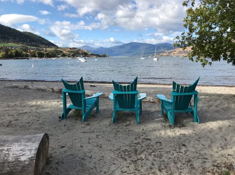 Beach nearby, sun loungers, beach towels