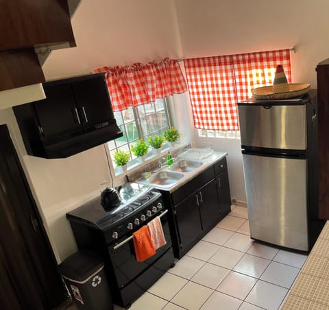 Fridge, oven, stovetop, coffee/tea maker