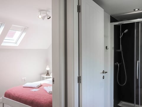 Bathroom | Cae Garw - Cwm Cadnant, Caernarfon