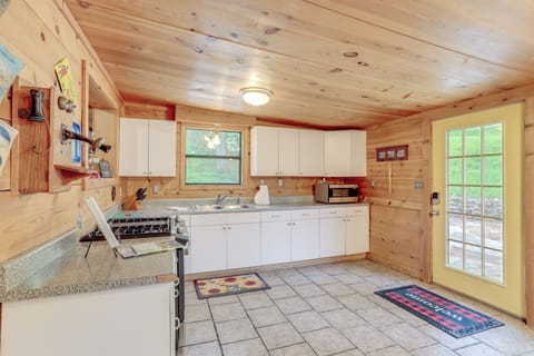 Kitchen | Single-Story Cabin | Keyless Entry | Free WiFi