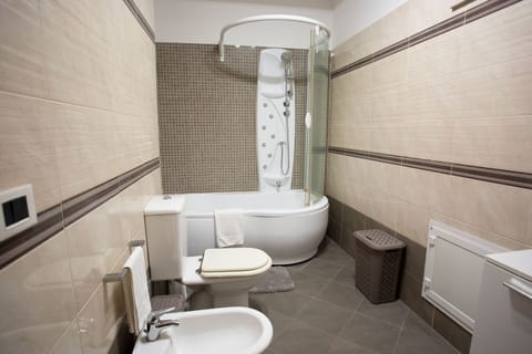 Jetted tub, hair dryer, bidet, towels