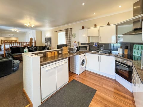 Kitchen | Carty Cottage - Barrhill Farm Holidays, Newton Stewart