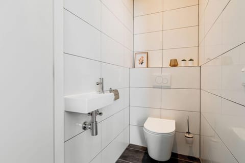 A stylish, modern toilet space where you can relax after a day exploring Tilburg Center, Efteling, or Beekse Bergen. Comfort meets convenience!