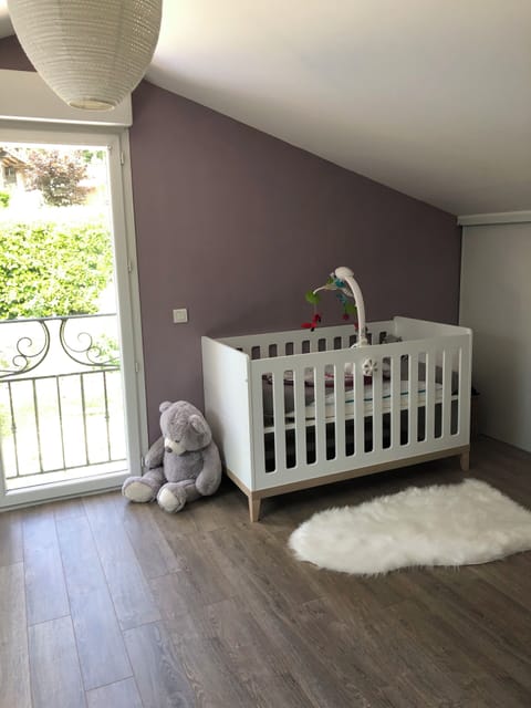 4 bedrooms, desk, iron/ironing board, travel crib