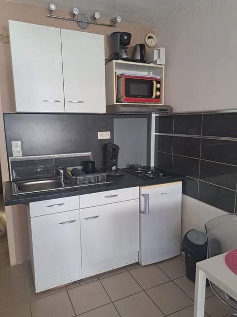 Microwave, oven, stovetop, coffee/tea maker