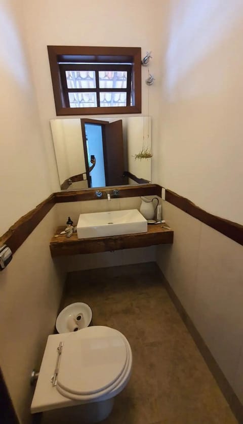 Jetted tub, hair dryer, bidet, towels