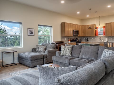 Open floor plan between kitchen and living room