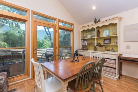 Cozy dining nook with a table that comfortably seats 6—perfect for family breakfasts, game nights, or enjoying takeout together.