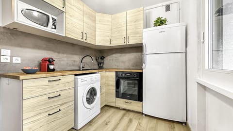 Fridge, microwave, oven, coffee/tea maker