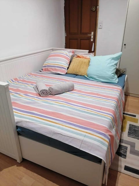 1 bedroom, bed sheets