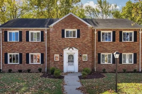 4 units building (2 lower, 2 upper) Laundry in basement which is shared space