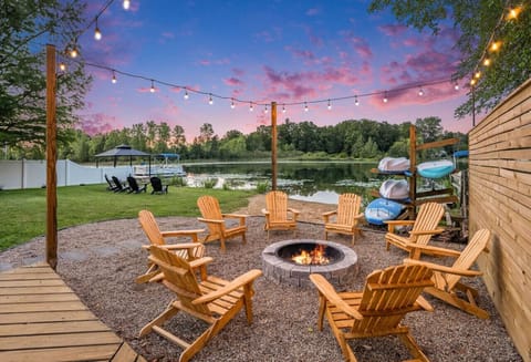 You can`t miss this spot for the perfect sunset. Gather around the fire pit for cozy evenings.