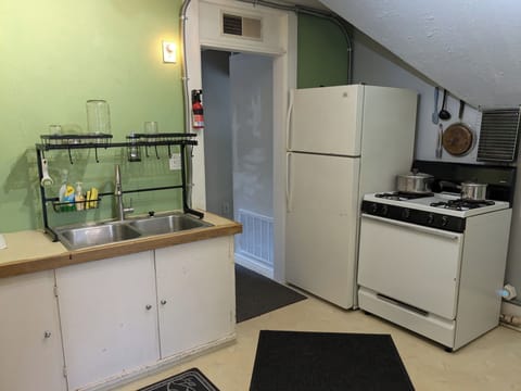 Fridge, oven, stovetop, coffee/tea maker