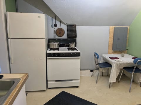 Fridge, oven, stovetop, coffee/tea maker