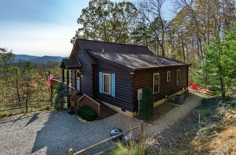 Welcome to Annie's Cabin! Please note: There is currently a container in the driveway not pictured here.