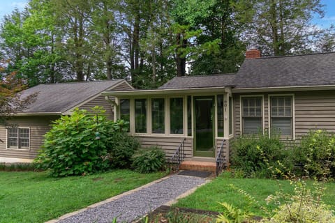 Little Piney is located along the Black Mountain Golf Course & offers convenient access to Lake Tomahawk & downtown Black Mountain!