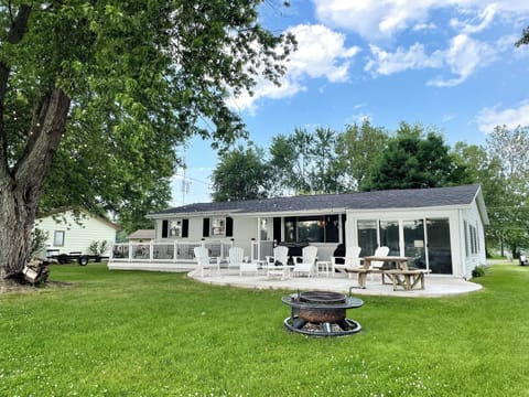 The Waldron Lake Retreat: string lights for great evening relaxation, fire pit, seating, picnic table, sunsets, cookouts, gas grill! We have everything you need for a much needed getaway! 