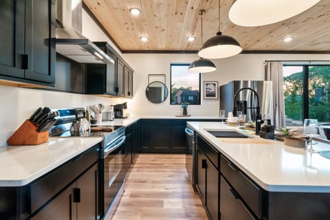 Fully equipped kitchen: cook/bake/dinner/silver-ware provided