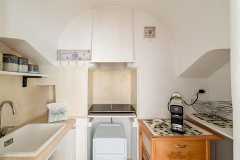 Fridge, oven, stovetop, coffee/tea maker