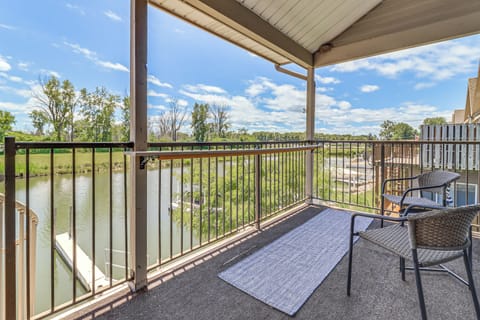 Oak Harbor Vacation Rental | 1BR | 2BA | 693 Sq Ft | Stairs Required