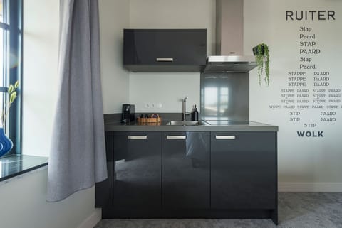Efficient and stylish—this compact new kitchen has everything you need, without the clutter.
Self Service Hotel Tilburg biedt budgetvriendelijke studio's en appartementen in het hart van de stad - perfect voor een bezoek aan de Efteling of Beekse Bergen.