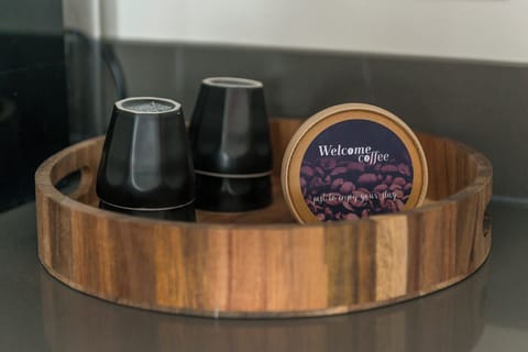 Start your day right with a delicious cup of coffee at Bed en Koffie Central in Hotel Centrum Tilburg. Enjoy an affordable studio apartment with a new kitchen and bathroom – the perfect spot for an overnight stay near Efteling or Safaripark Beekse Bergen.