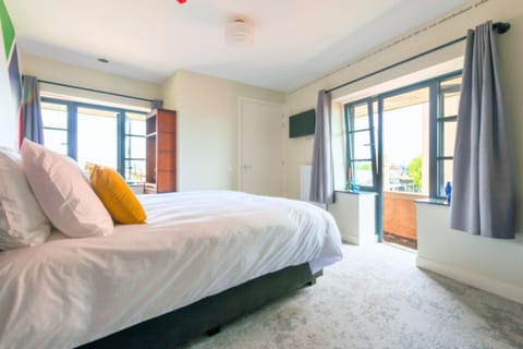 Soft textures, calming colors, and cozy vibes.
Discover the perfect mix of comfort and value at Hotel Centrum Tilburg. Our studio apartments feature new kitchens and bathrooms — ideal for a budget-friendly stay near Efteling.